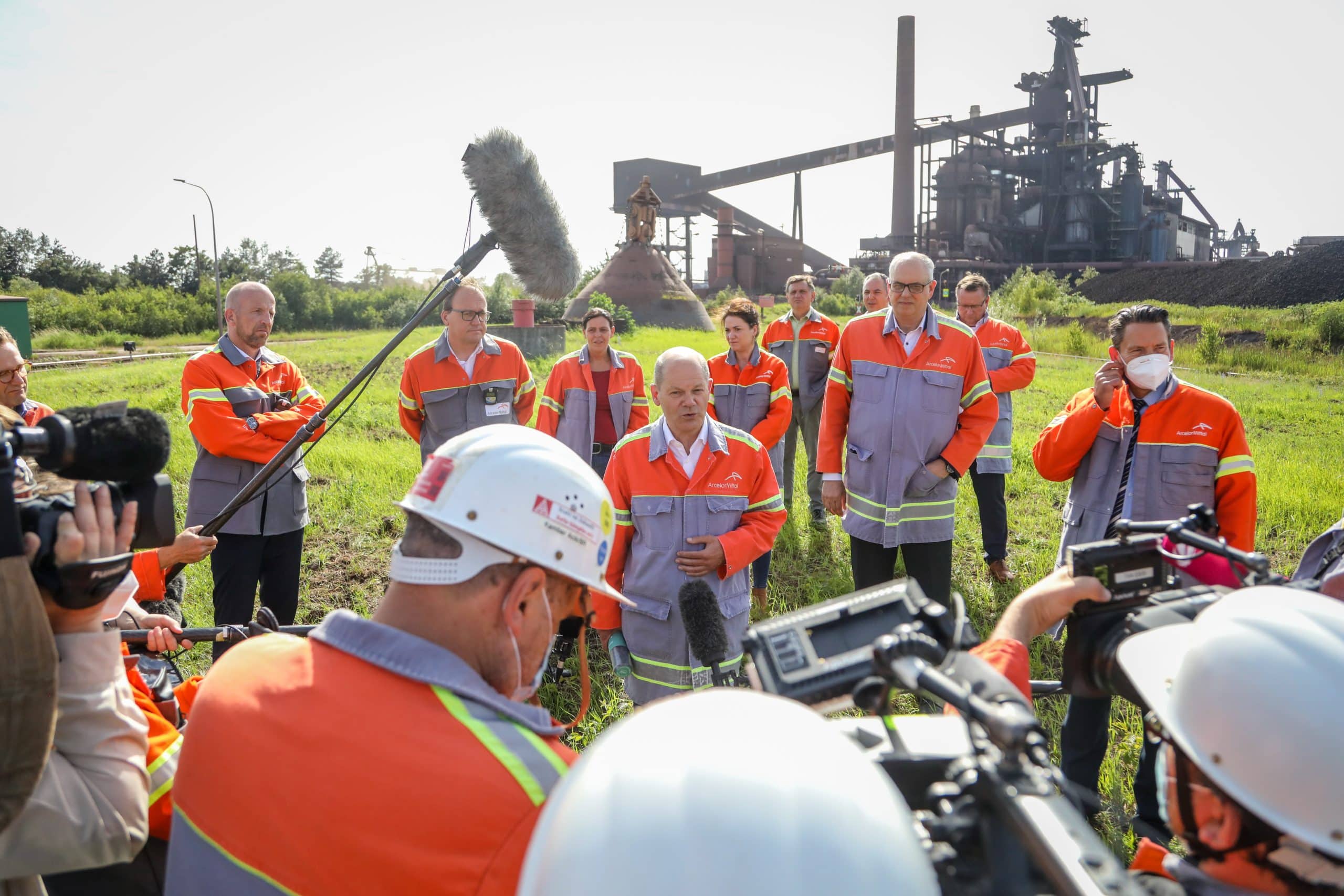 Andreas Bovenschulte und Olaf Scholz vor dem Bremer Stahlwerk